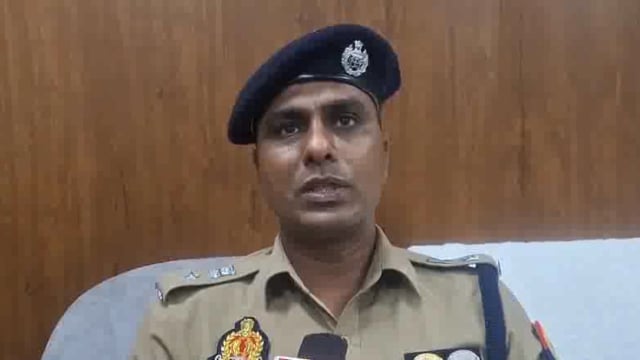 रानीगंज थाना क्षेत्र के दरियापुर पावर हाउस के पास 1वाहन अनियंत्रित होकर खड़े व्यक्तियों व अन्य वाहन पर हो रही कार्यवाही,