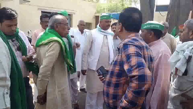 फोरलेन मार्ग पर डिवाइडर निर्माण की मांग को लेकर किसानों ने लोक निर्माण विभाग कार्यालय का किया घेराव।