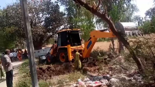 महेशगंज थाना क्षेत्र के नगर पंचायत हीरागंज में हटवाया गया सरकारी जमीन से अतिक्रमण मौके पर पुलिस और राजस्व की टीमरही मौजू