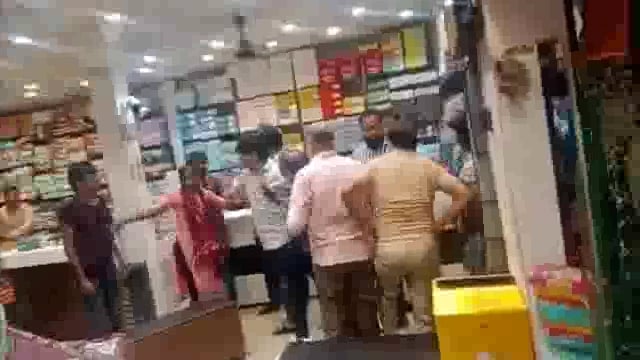 झांसी कोतवाली थाना क्षेत्र अंतर्गत मानिक चौक शंकर दूध वाली गली में शैलजा साड़ी की दुकान पर जमकर चलेलात घुसे वीडियो वायरल
