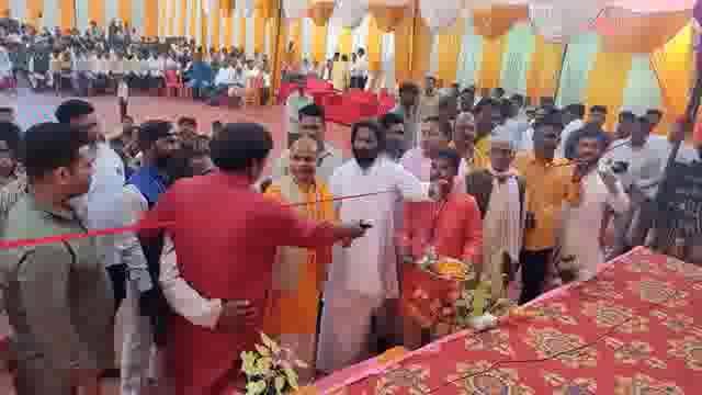 घोपतपुर स्थित शिवांश पब्लिक स्कूल के वार्षिक उत्सव कार्यक्रम में मेहनौन विधायक सहित छोटे महराज सहित कई लोग मौजूद रहे 