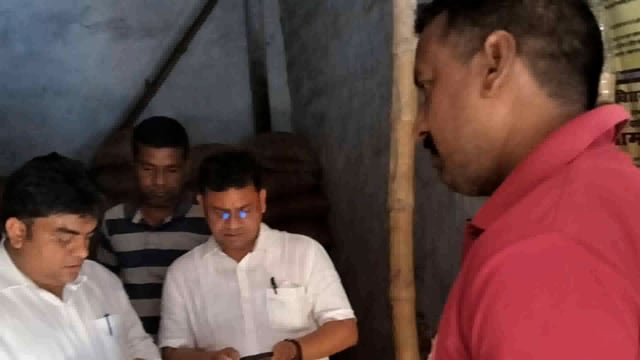 अनुमंडल पदाधिकारी के द्वारा जन वितरण प्रणाली के दुकानों का किया गया जांच,मचा हड़कंप 