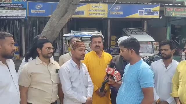 अंबेडकर नगर..
सपा सांसद रामजी सुमन द्वारा राणा सांगा के ऊपर दिए गए विवादित बयान को लेकर राष्ट्रीय पेशवा बाजीराव महासंघ ने अपनी आवाज बुलंद की और डीएम को ज्ञापन देकर उचित कार्रवाई करने की मांग की।