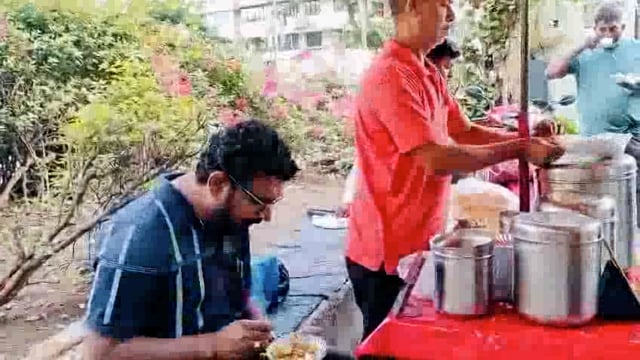 राष्ट्रवादी काँग्रेसचे आमदार अमोल मिटकरी मुंबईच्या खाऊगल्ली मध्ये पोह्यांचा आस्वाद घेत मुख्यमंत्री देवेंद्र फडणवीसांचे