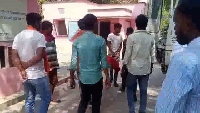 बलिया- बांसडीह कस्बे में स्कूली एक छात्र ने दूसरे छात्र को चाकू मारकर किया घायल