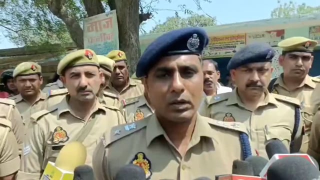 हॉस्पिटल मे कार्य करने वाली युवती से सामूहिक दुष्कर्म कर हत्या करने का परिजनों ने लगाया आरोप
शव रख जाम लगाने पर लाठी चार्ज से नाराज भीड़ ने किया पथराव
एसपी डॉ अनिल कुमार की बाइट