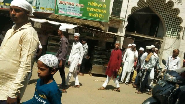 अलविदा नमाज  सीओ मनोज मिश्र की कड़ी सुरक्षा में सम्पन्न हुई जिसमें पांच हजार लोग नमाज अदा किया 