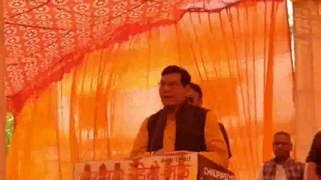 मऊ में बिजली कटौती को लेकर ऊर्जा मंत्री अरविंद शर्मा ने कड़ा रुख अपनाया है। एक कार्यक्रम के दौरान बिजली जाने से नाराज मंत्री ने कहा, "अगर ट्रांसफार्मर फूंका तो अधिकारी भी फुकेंगे।"
यह घटना तब हुई जब एके शर्मा के कार्यक्रम के दौरान बिजली चली गई और मंत्री अंधेरे में चप्पल ढूंढते नजर आए। इस पर मंत्री ने तुरंत दो अधिकारियों को सस्पेंड कर दिया और आला अधिकारियों से स्पष्टीकरण मांगा। 
#politics