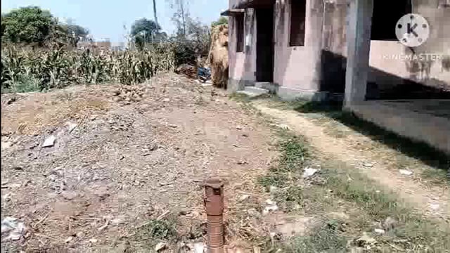 आंगनबाड़ी केदो में पेयजल संकट गहराया। केंद्र संख्या 47 में घरों से बोतल में पानी लाने को मजबूर है नन्हे मुन्ने बच्चे।