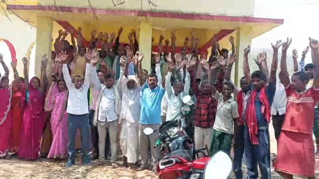 पंचायत मुख्यालय में पंचायत सरकार भवन बनाने की स्वीकृति मिलने पर भी वन क्षेत्र में  भवन बनाने के विरोध में उग्र प्रदर्शन 