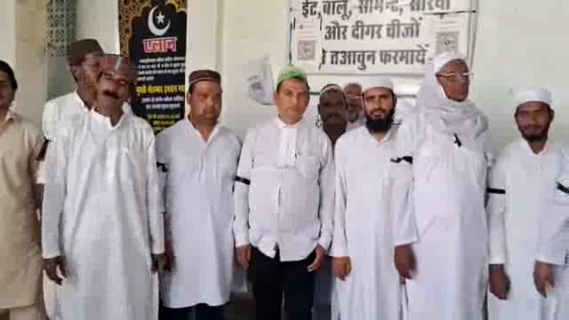 झांसी मुसलमानों ने काली पट्टी बांधकर अलविदा जुमा की नमाज अदा कर वक्फ संशोधन बिल का विरोध जताया