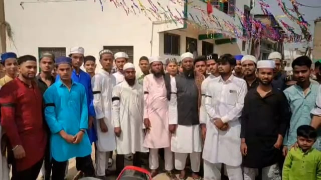 अल्पसंख्यक समुदाय के लोग हाथों में काला बिल्ला लगाकर मस्जिदों में अदा की रमजान के आखिरी जुम्मे की नमाज#cmbihar#pmodelhi 