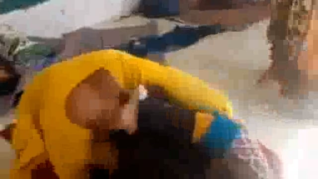 🆕 मथुरा ब्रेकिंग....
मथुरा जनपद के छाता क्षेत्र में एक आंगनवाड़ी केंद्र पर हैरान कर देने वाली घटना सामने आई, जहां आंगनवाड़ी सहायिका और शिक्षिका आपस में भिड़ गईं. दोनों के बीच जमकर गाली-गलौज और मारपीट हुई जिसमें बच्चों ने भी लात-घूंसे चलाए, जिसका वीडियो सोशल मीडिया पर वायरल हो रहा है.