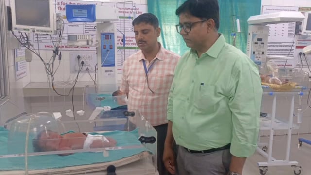 BANKA: एक नवजात दिव्यांग को पालना गृह में छोड़ा:डॉक्टरों ने की स्वास्थ्य की जांच