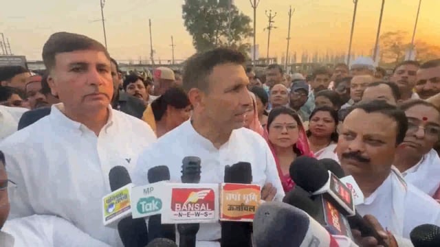 आरोप लगाया कि अगर वे सरकारी सेवा नियमों का पालन करने के बजाय 