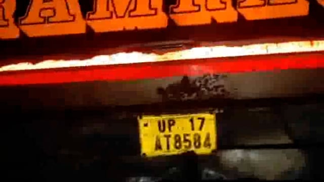 यमुना एक्सप्रेसवे की माइलस्टोन 147 के समीप ट्रक ने बस में मारी टक्कर बस डिवाइडर पार करते हुए सर्विस रोड पर पलटी