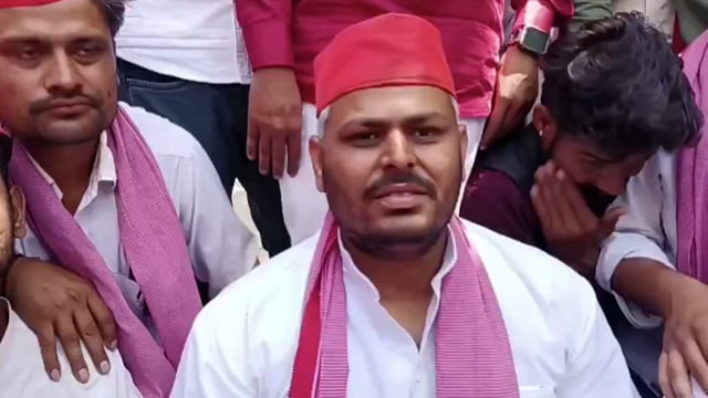 ललितपुर में समाजवादी पार्टी (सपा) के सांसद रामजी लाल सुमन के आवास पर तोड़फोड़ की घटना सामने आई है, जिसके बाद सपा कार्यकर्ताओं ने शहर की सड़कों पर जोरदार विरोध प्रदर्शन किया।#politics