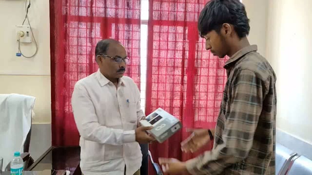 आई टीआई कालेज अमेठी में भाजपा नेता पूर्व प्रमुख घनश्याम चौरसिया 45आई टीआईछात्र छात्राओं को टेबलेट वितरण किया 