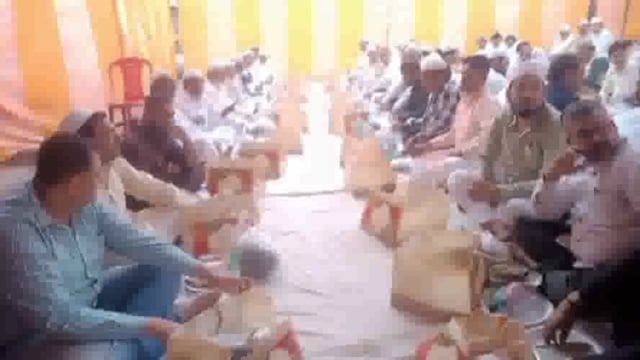 मथुरा रोजा इफ्तार में अखिल भारतीय तीर्थ पुरोहित महासभा के राष्ट्रीय अध्यक्ष महेश पाठक सहित कई राजनीतिक दल शामिल हुये