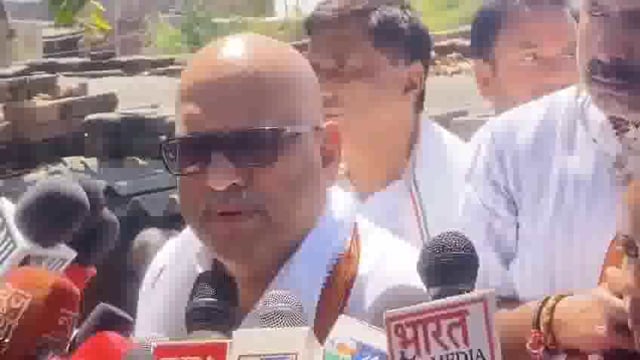 बलिया की एक घटना को लेकर कांग्रेस नेता अजय राय ने सरकार और पुलिस प्रशासन पर कड़ा हमला बोला। उन्होंने कहा, "इस घटना में लड़की के हाथ पीछे की तरफ बंधे हुए थे, और यह निश्चित तौर पर हत्या है, आत्महत्या नहीं है।" #politics