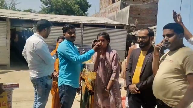 बिहार में मैट्रिक परीक्षा 2025 में पूरे राज्य की टॉपर साक्षी कुमारी के घर हर्ष का माहौल है। समस्तीपुर जिले के JPN हाई स्कूल नरहन की छात्रा साक्षी ने राज्य भर में टॉप करके अपने परिवार और स्कूल का नाम रोशन किया। साक्षी की इस सफलता पर उनके परिवार, शिक्षकों और दोस्तों ने उन्हें बधाई दी और उनकी मेहनत को सराहा
#politics