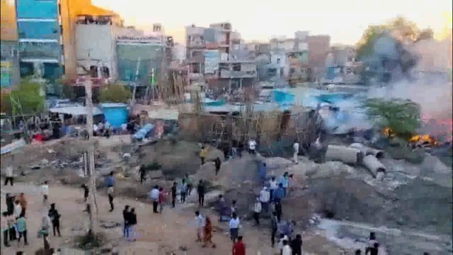 गुरुग्राम: हरियाणा के गुरुग्राम स्थित बसई चौक पर एक भीषण आग लगने से लगभग 100 झोपड़ियां जलकर राख #fair