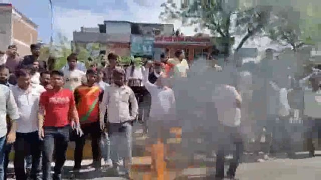 राजस्थान के जयपुर जिले के सांगानेर में मंदिर में मूर्तियां तोड़ने की घटना के बाद स्थानीय लोग भड़क गए और उन्होंने टोंक रोड को जाम कर दिया#politics