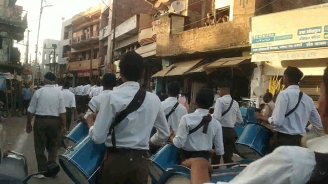 अमेठी कस्बे में वर्ष प्रतिपदा की पूर्व संध्या पर पथ संचलन निकाला गया हजारों हिन्दुओं ने भाग लिया 