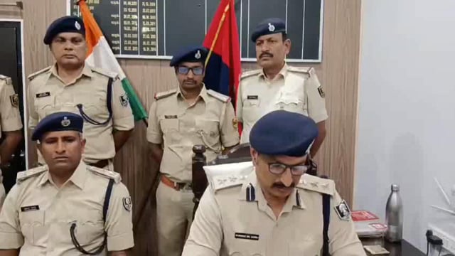 लूट की योजना बना रहे 5 अपराधी, पुलिस ने पहले ही किया गिरफ्तार, कई खतरनाक हथियार बरामद