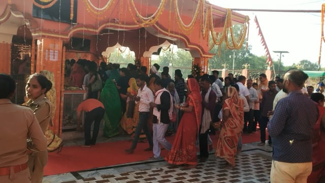 मां कालिका धाम में नवरात्र के पहले दिन भक्तों की भारी भीड़ हुई मां के जयकारे लगाते हुए भक्त गण परिक्रमा कर रहे हैं 