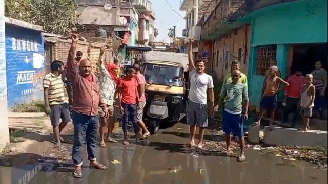 मुखिया के झूठे विकास की खुली पोल,2वर्षों से नाला का गंदा पानी सड़क पर बहने से ग्रामीण परेशान मुखिया के खिलाफ की नारेबाजी