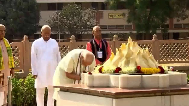 आज प्रधानमंत्री नरेंद्र मोदी ने नागपुर में स्थित राष्ट्रीय स्वयंसेवक संघ (RSS) के स्मृति मंदिर में जाकर संघ के संस्थापक डॉ. केशव बलिराम हेडगेवार को पुष्पांजलि अर्पित की #politics