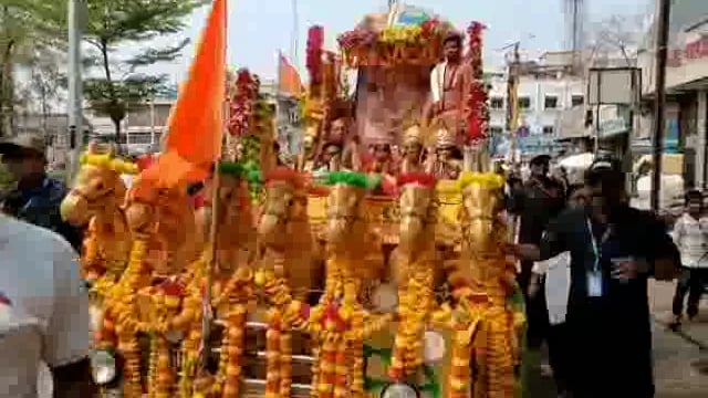 उदगीर शहरात डॉ नरेंद्रचार्य महाराज यांची शोभा यात्रा