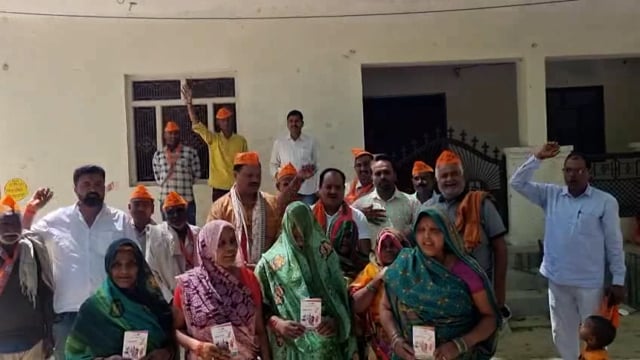 भाजपा नेता अमरेंद्र सिंह पिंटू वीजयपाल उपाध्याय सहित दर्जनों कार्यकर्ता पार्टी की उपलब्धियों का प्रचार किया 