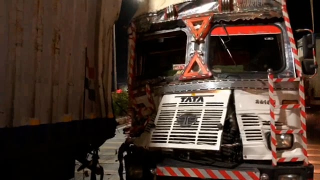 मथुरा में एन एच 19 पर जय गुरुदेव मंदिर के समीप हुआ भयंकर सड़क हादसा