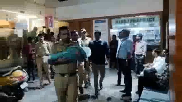 झांसी मैक्स केयर हॉस्पिटल में मासूम की मौत के बाद परिजनों का हॉस्पिटल में हंगामा इलाज में लापरवाही का आरोप
