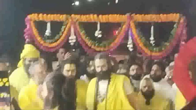 श्री हित राधा केली कुंज आश्रम वृंदावन में संत प्रेमानंद महाराज के जन्मोत्सव में श्रद्धालुओं की भीड़ उमड़ी