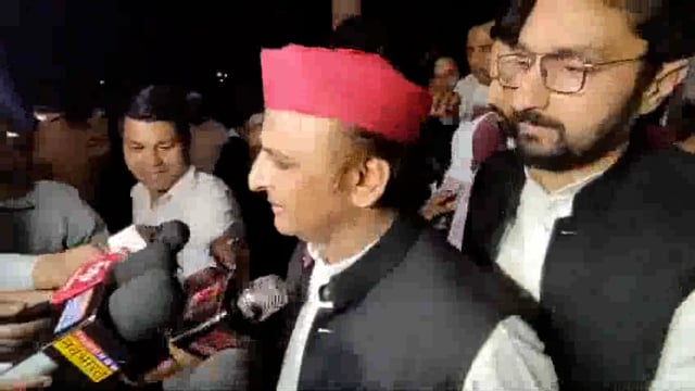 अखिलेश यादव ने प्रदेश की कानून व्यवस्था पर सवाल उठाते हुए कहा, 