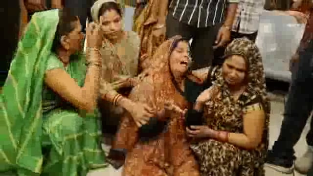 झांसी मैक्स केयर हॉस्पिटल में मासूम की मौत के बाद परिजनों का हॉस्पिटल में हंगामा इलाज में लापरवाही का आरोप