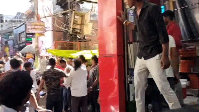 झांसी मनीक चौक में चले जमकर लात घूस कोतवाली क्षेत्र का मामला  काफी देर तक चलता रहा हाई वोल्टेज ड्रामा