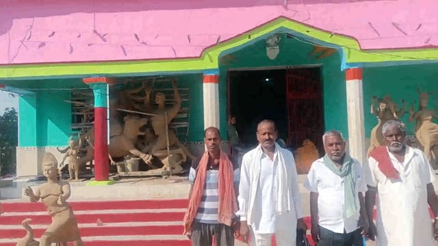 कलश स्थापन के साथ ही चैती नवरात्र के पहले दिन मां शैलपुत्री की विधिवत की गई पूजा अर्चना 