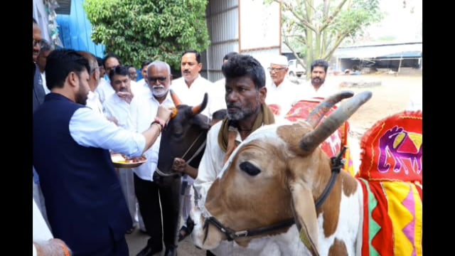 आमदार संजय बनसोडे यांच्या हस्ते सोमनाथपुर येथे गोरक्षण संस्थेत निवारा शेडचे उद्घाटन