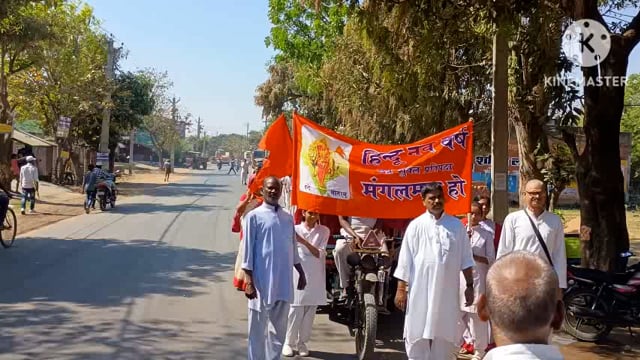 स्कूली छात्र-छात्राओं ने हिंदू नव वर्ष के अवसर पर निकाली झांकी।