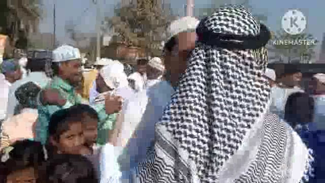 सूर्यगढ़ा -ईद का नमाज अदा करने के बाद खैरात बाटते नमाजी एवं झूला में झूलते मस्ती करते  छोटे-छोटे बच्चे।