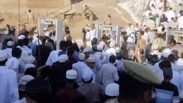 शाही ईदगाह पर शांतिपूर्ण ढंग से नवाज अदा की गई भारी मात्रा में पुलिस प्रशासन रहा तैनात