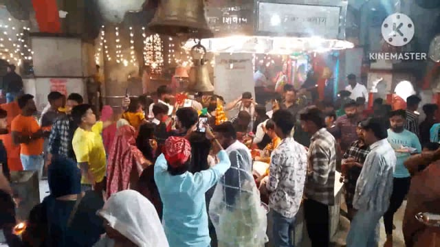  सोमवार 31 3 2025को  कैलाश मंदिर में श्रद्धालुओं का लगा अंबर भोलेनाथ को जल चढ़ाते हुए एक दृश्य