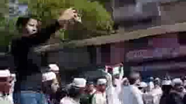 🆚 ...ईद की नमाज के बाद कुछ मुस्लिमों ने लहराया फिलिस्तीन का झंडा। 
कुछ नमाजियों के हाथ पर काली पट्टी भी बंधी हुई थी।
यह वीडियो उत्तर प्रदेश के सहारनपुर का है lll