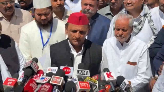  समाजवादी पार्टी के प्रमुख अखिलेश यादव ने भारत की विविधता और भाईचारे की महत्ता को रेखांकित करते हुए कहा, 