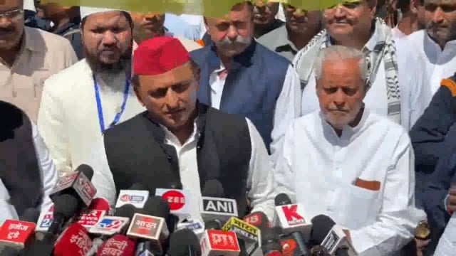 समाजवादी पार्टी के प्रमुख अखिलेश यादव ने पुलिस द्वारा खुद को रोके जाने पर कड़ा ऐतराज जताया। उन्होंने कहा, 