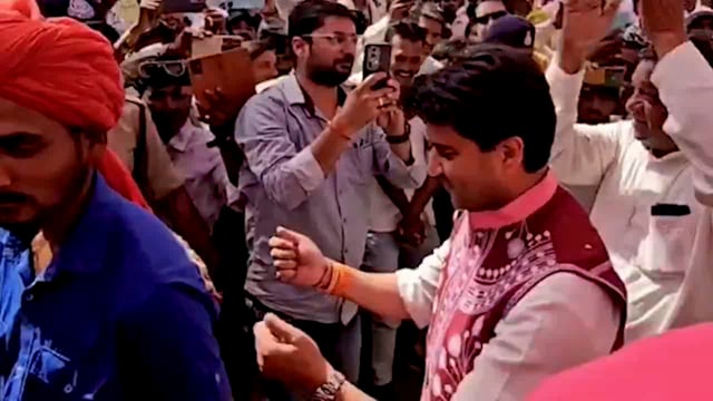 प्रदेश के गुना जिले के बमोरी में केंद्रीय मंत्री ज्योतिरादित्य सिंधिया ने फाग महोत्सव के दौरान आदिवासी समुदाय के साथ जुड़कर पारंपरिक नृत्य किया और ढोल बजाया। इस दौरान उन्होंने स्थानीय संस्कृति और परंपराओं के प्रति अपनी श्रद्धा व्यक्त की। सिंधिया का यह कदम स्थानीय लोगों को जोड़ने और उनके सांस्कृतिक उत्सवों को बढ़ावा देने के लिए सराहा गया।
#politics